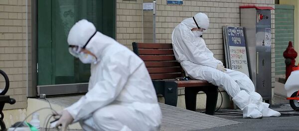 Медицинские работники у здания больницы в городе Дэгу, Южная Корея - 俄羅斯衛星通訊社