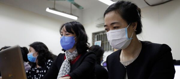 Студенты в защитных масках за компьютерами - 俄罗斯卫星通讯社