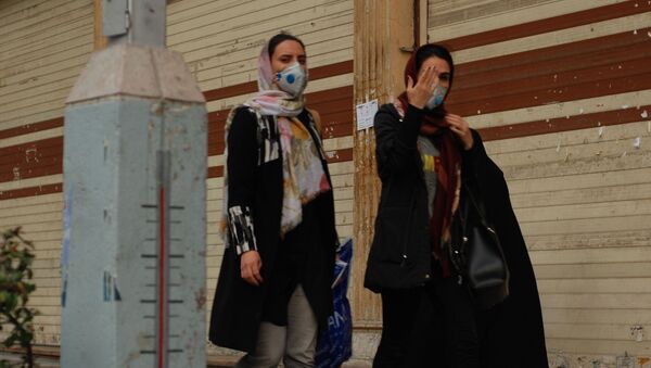 Жители Тегерана идут по одной из центральных улиц в медицинских масках - 俄羅斯衛星通訊社