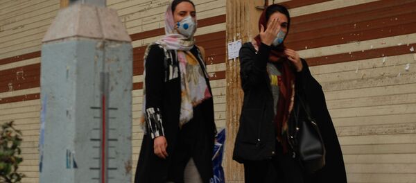 Жители Тегерана идут по одной из центральных улиц в медицинских масках - 俄羅斯衛星通訊社
