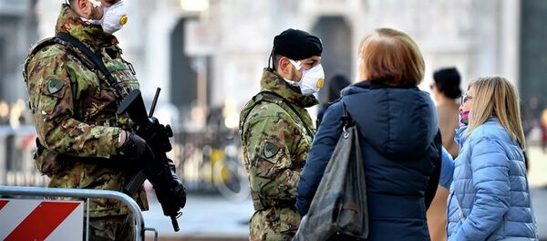 Итальянские солдаты в санитарных масках патрулируют площадь в центре Милана. - 俄罗斯卫星通讯社
