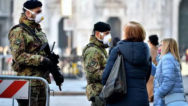 Итальянские солдаты в санитарных масках патрулируют площадь в центре Милана. - 俄罗斯卫星通讯社