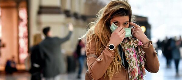 Девушка в медицинской маске на улице Милана - 俄罗斯卫星通讯社