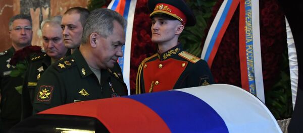 Министр обороны РФ Сергей Шойгу на церемонии прощания с маршалом Советского Союза, экс-министром обороны СССР Дмитрием Язовым - 俄罗斯卫星通讯社
