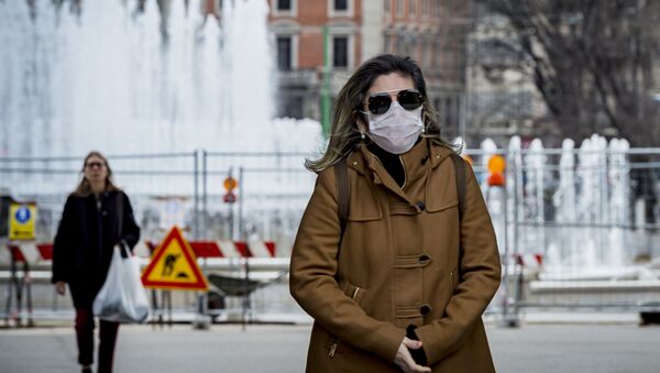 Женщина в маске в центре Милана.  - 俄羅斯衛星通訊社