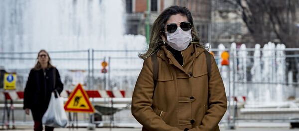 Женщина в маске в центре Милана.  - 俄罗斯卫星通讯社