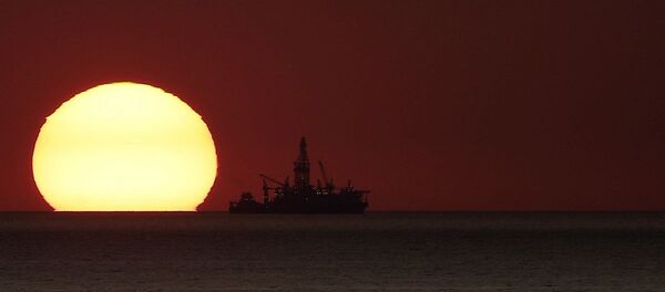 Oil drilling ship Tungsten Explorer is seen docked at the block 4 area off the coast of the Lebanese coastal town of Safra on February 25, 2020 as the sun sets. Oil drilling ship Tungsten Explorer is seen docked at the block 4 area off the coast of the Lebanese coastal town of Safra on February 25, 2020 as the sun sets. - 俄罗斯卫星通讯社