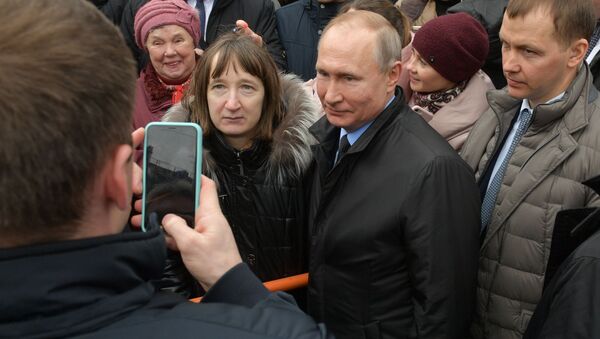 Владимир Путин фотографируется с жителями Санкт-Петербурга - 俄羅斯衛星通訊社