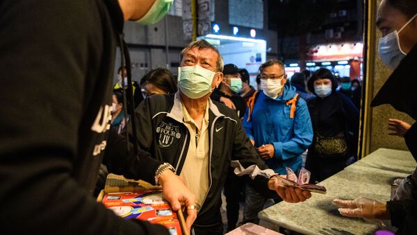 Мужчина делает покупки. Гонконг - 俄羅斯衛星通訊社