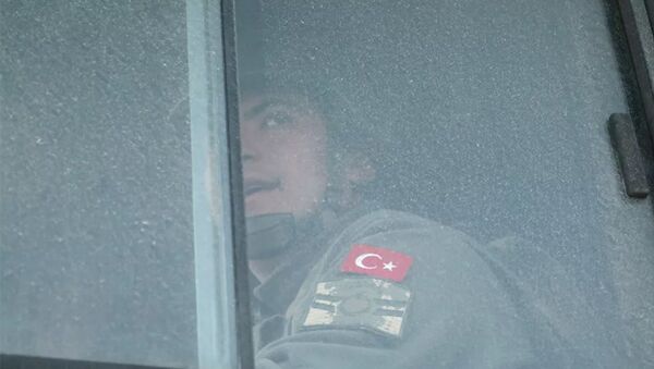 Турецкий военный в автобусе во время пересечения турецко-сирийской границы. Идлиб - 俄羅斯衛星通訊社