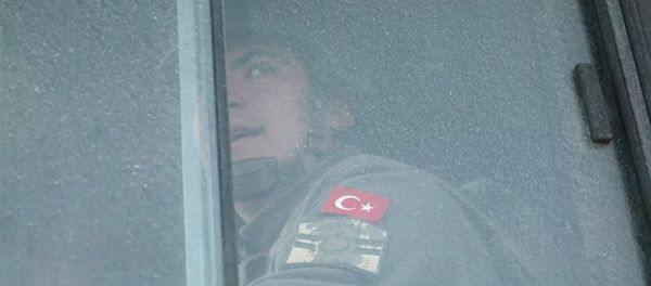 Турецкий военный в автобусе во время пересечения турецко-сирийской границы. Идлиб - 俄罗斯卫星通讯社