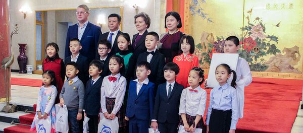 Губернатор Ханты-Мансийского автономного округа-Югры   посещает  посольство КНР в РФ , чтобы передать подарки китайским детям для поддержки в борьбе с коронавирусом - 俄罗斯卫星通讯社