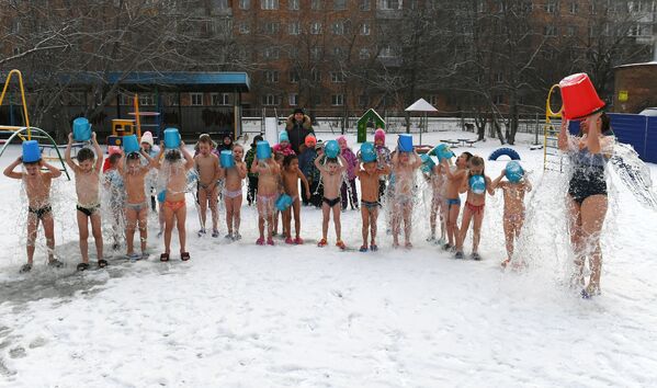 Дети обливаются холодной водой в детском саду No317 в Красноярске, 2020 год - 俄羅斯衛星通訊社