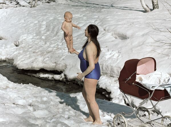 Женщина закаливает маленького сына, Москва, 1987 год - 俄罗斯卫星通讯社