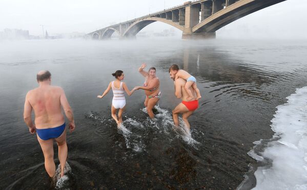 Члены семейного клуба закаливания Крепыш купаются в реке Енисей в Красноярске, 2020 год - 俄罗斯卫星通讯社