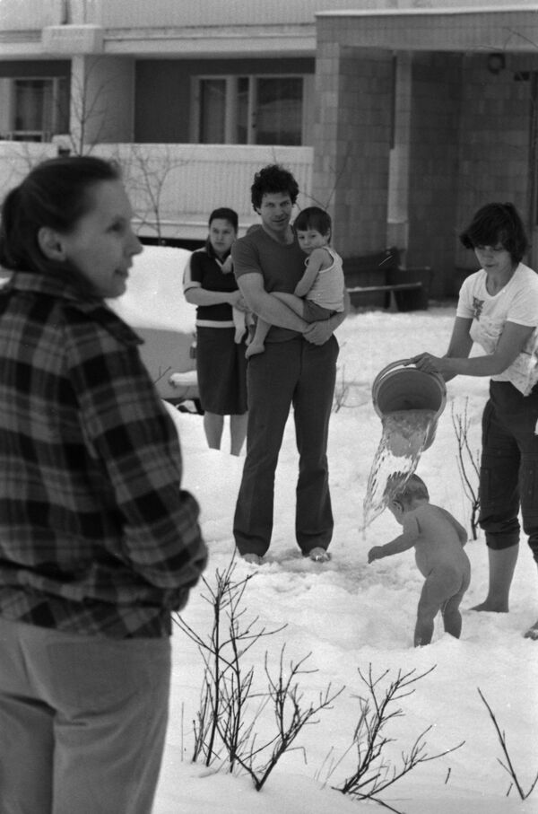 Мама обливает ребенка холодной водой, Москва, 1989 год - 俄罗斯卫星通讯社