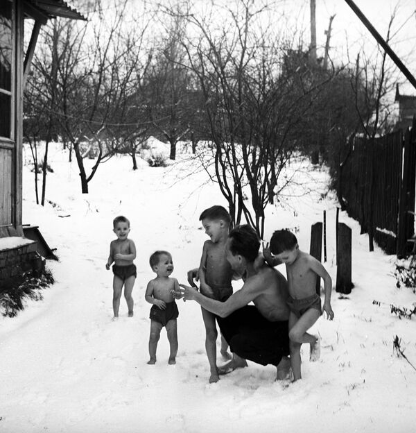 Семья Никитиных, ведущая здоровый образ жизни и занимающаяся закаливанием, 1968 год - 俄羅斯衛星通訊社