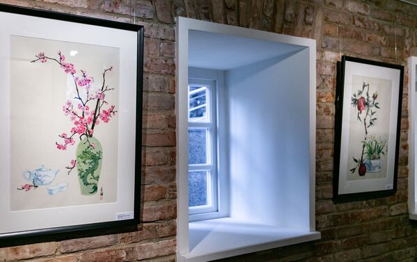 安娜·冬琴科的作品备受瞩目，她创作的中国传统工笔花鸟画以及瓷绘作品在展览中大放异彩。 - 俄罗斯卫星通讯社
