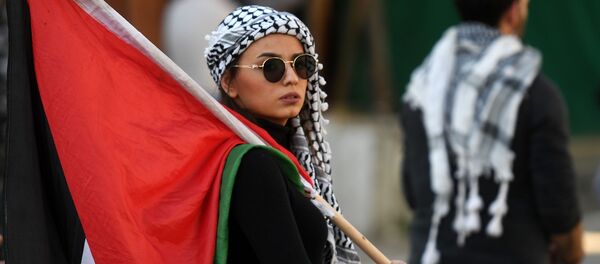 Демонстрант несет флаг во время акции протеста против США в Ливане - 俄罗斯卫星通讯社