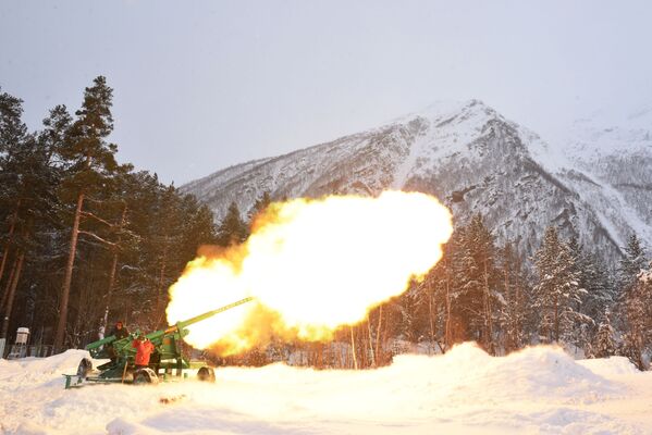 Специалисты Эльбрусского военизированного противолавинного отряда обстреливают горные склоны для принудительного спуска снежных лавин - 俄罗斯卫星通讯社