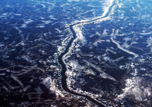 Тонкий лед на Онежском озере в районе Петрозаводска - 俄罗斯卫星通讯社