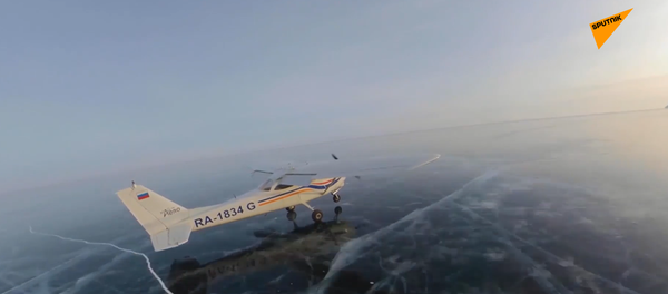 Сел на лед: фотограф заснял приземление самолета на замерзший Байкал - 俄罗斯卫星通讯社