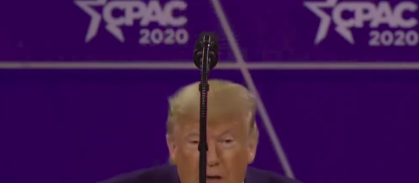 特朗普躲在演讲台后面模仿布隆伯格 - 俄罗斯卫星通讯社