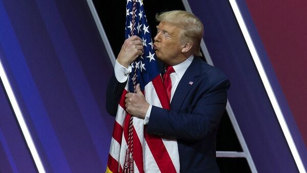 Дональд Трамп обнимает и целует американский флаг 29 февраля 2020 - 俄罗斯卫星通讯社