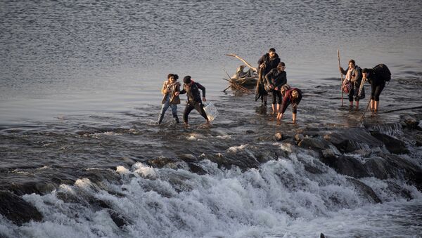 Мигранты пересекают реку Марица в Турции  - 俄罗斯卫星通讯社