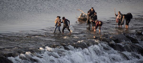 Мигранты пересекают реку Марица в Турции  - 俄罗斯卫星通讯社
