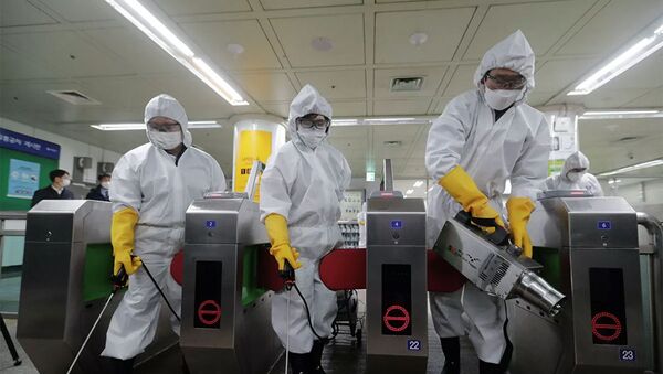 Медицинские работники проводят дезинфекцию на станции метро в Сеуле, Южная Корея. 28 декабря 2020 - 俄罗斯卫星通讯社