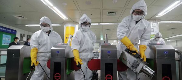 Медицинские работники проводят дезинфекцию на станции метро в Сеуле, Южная Корея. 28 декабря 2020 - 俄罗斯卫星通讯社