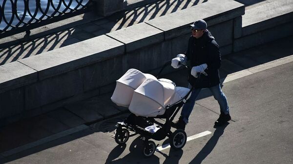 Мужчина с коляской на набережной - 俄罗斯卫星通讯社