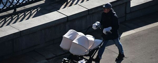 Мужчина с коляской на набережной - 俄罗斯卫星通讯社