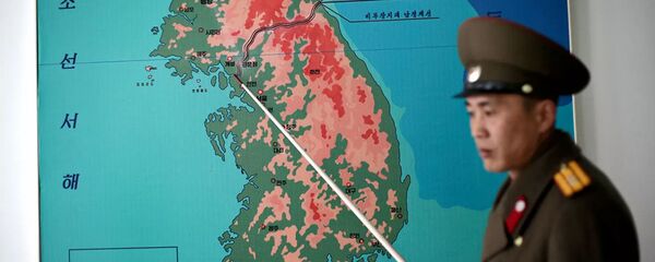 Северокорейский военный показывает на карте демилитаризованную зону на границе КНДР и Южной Кореи. Северокорейский военный показывает на карте демилитаризованную зону на границе КНДР и Южной Кореи. - 俄罗斯卫星通讯社