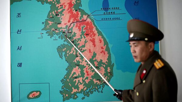 Северокорейский военный показывает на карте демилитаризованную зону на границе КНДР и Южной Кореи. - 俄罗斯卫星通讯社