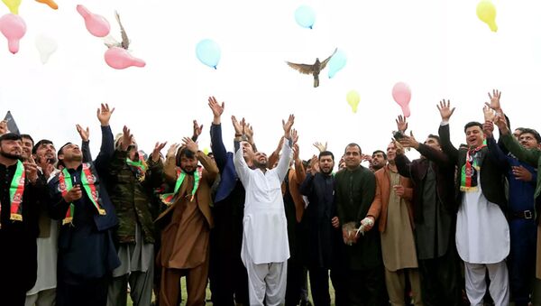 Афганские мужчины празднуют заключение соглашения между США и движением Талибан - 俄罗斯卫星通讯社