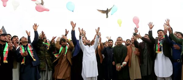 Афганские мужчины празднуют заключение соглашения между США и движением Талибан - 俄羅斯衛星通訊社