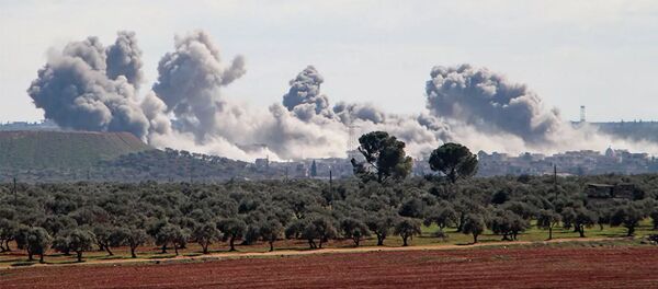 Дым над поселением Каминас в юго-восточной части провинции Идлиб. 1 марта 2020 - 俄羅斯衛星通訊社