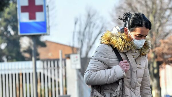 Женщина в защитной маске покидает больницу Кодоньо в северной Италии. - 俄罗斯卫星通讯社