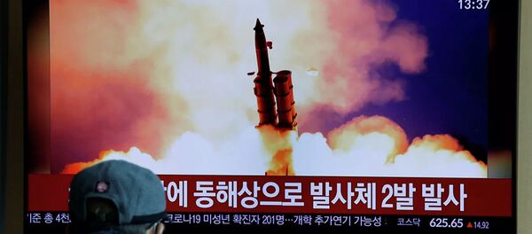 Выпуск новостей с сообщением о запуске ракет Северной Кореей на экране телевизора в Сеуле. 2 марта 2020 - 俄罗斯卫星通讯社