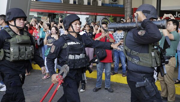 Police prepares to enter a mall in Manila - 俄羅斯衛星通訊社
