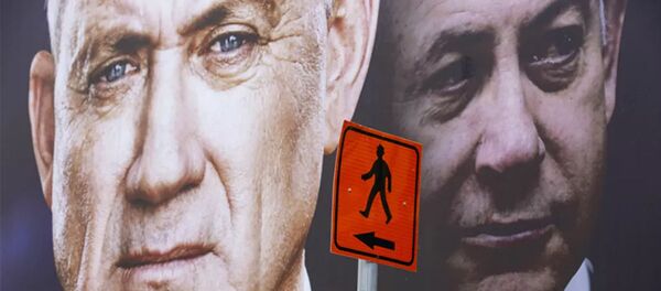 Плакат с Биньямином Нетаньяху  и Бени Ганцем в преддверии парламентских выборов - 俄罗斯卫星通讯社