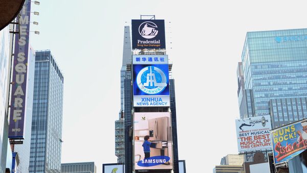 Вывеска китайского новостного агентства Xinhua на таймс-сквер в Нью-Йорке. США - 俄罗斯卫星通讯社