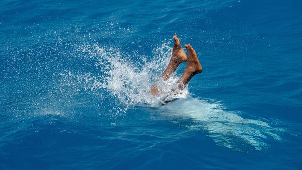 Мужчина плавает в бассейне - 俄羅斯衛星通訊社