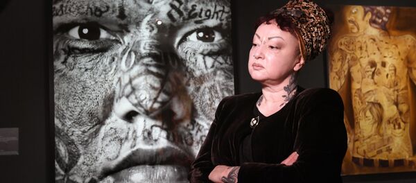 策展人安·理查德在普希金造型艺术博物馆举行的纹身展上  - 俄罗斯卫星通讯社