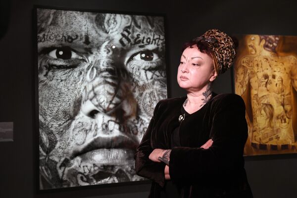 策展人安·理查德在普希金造型艺术博物馆举行的纹身展上  - 俄罗斯卫星通讯社
