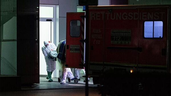 Медработники доставляют в больницу пациента, зараженного коронавирусом в земле Северный Рейн-Вестфалия - 俄羅斯衛星通訊社