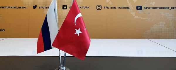 Флаги России и Турции в офисе Sputnik в Стамбуле.  - 俄罗斯卫星通讯社