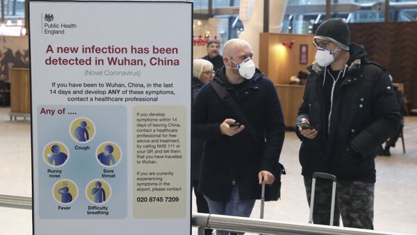 Пассажиры в защитных масках в аэропорт Хитроу в Лондоне - 俄罗斯卫星通讯社